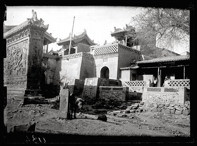 [Shanxi]. Sur la route de Yun-kang [Yungang], Kouan-yin t'ang [Guanyintang] à l'ouest de Ta-t'ong fou [Datongfu]_0
