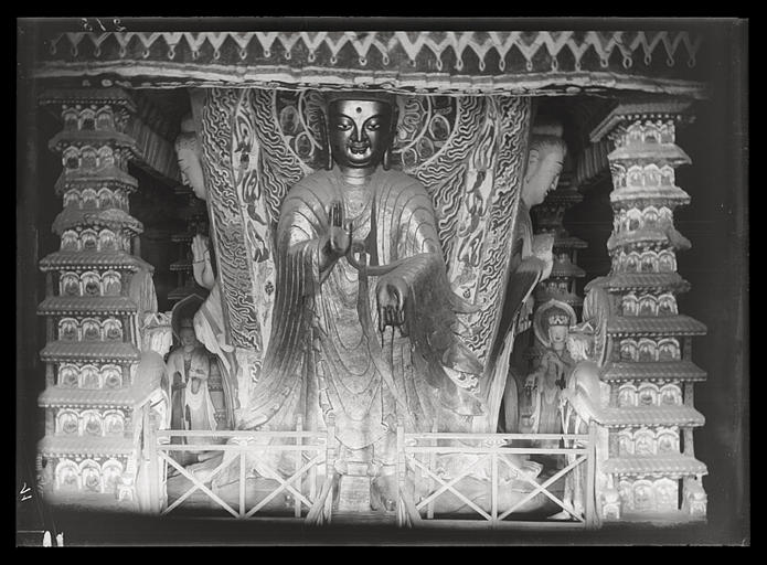 [Shanxi]. Yun-kang [Yungang], grotte n°2, Buddha sur une des faces du pilier central_0