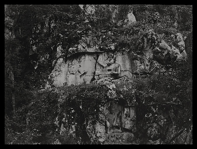 [Zhejiang] Tchö-kiang. Hang-tcheou [Hangzhou], Ling-yin sseu [Lingyinsi], Fei-lai-fong [Feilaifeng], le bodhisattva reçoit l'offrande de Sujâtâ_0