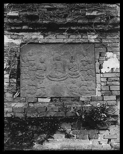 [Zhejiang] Tchö-kiang. Ning-po [Ningbo], T'ien-tong sseu [Tiandongsi], bas-relief encastré, 'Ti-tsang [Dizang] entre deux bodhisattva'_0