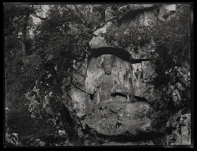 [Zhejiang] Tchö-kiang. Hang-tcheou [Hangzhou], Ling-yin sseu [Lingyinsi], Fei-lai-fong [Feilaifeng], Kouan-yin [Guanyin] au-dessous de la scène de Çâkyamuni et Sujâtâ_0