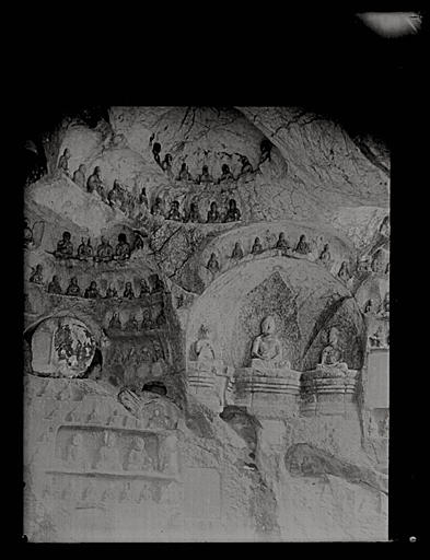 [Zhejiang] Tchö-kiang. Hang-tcheou [Hangzhou], Che-Che-tong [Shishidong], mur du fond, groupe central_0