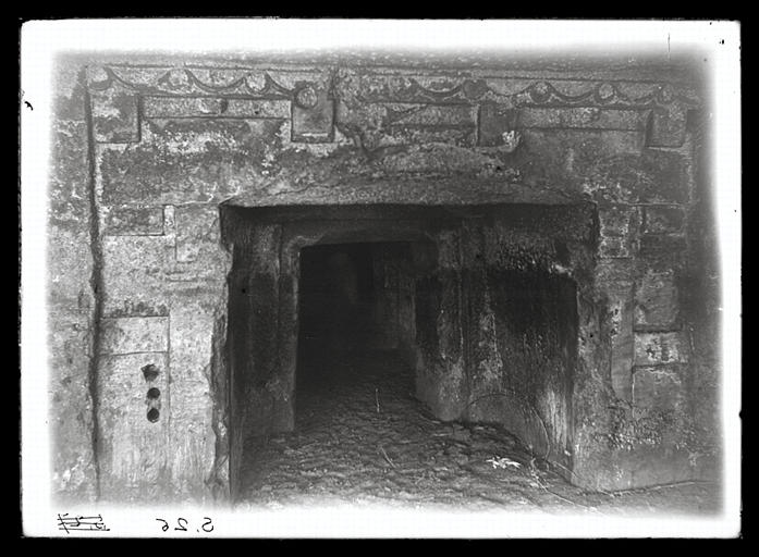 Sichuan. Jiading, tombe rupestre, vestibule, détail de porte d'accès au caveau (cf. ap 748)_0