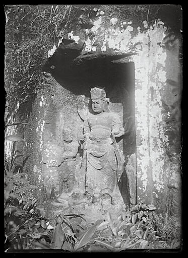 Sichuan. Jiading, sculptures rupestres du Longhongsi, à l'extrémité gauche de l'ensemble, détail : un roi-gardien_0
