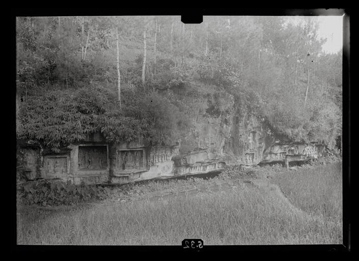Sichuan. Jiading, sculptures rupestres du Longhongsi, partie gauche de l'ensemble_0