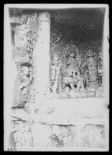 Sichuan. Jiading, sculptures rupestres du Longhongsi, détail de la partie gauche d'une Terre pure d'Amitâbha : un gardien, le bodhisattva Manjusri sur son lion_0