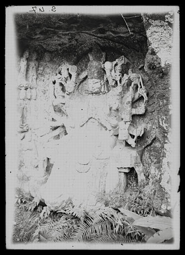 Sichuan. Jiading, sculptures rupestres du Longhongsi, détail : le bodhisattva Guanyin aux Mille Bras_0