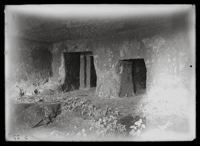 Sichuan. Jiading, rive droite de la rivière Min, Boyan ou Baiya, tombe rupestre n°1, partie droite du vestibule_0