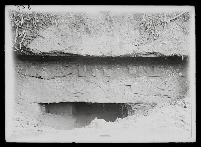 Sichuan. Tombe rupestre, linteau sculpté de l'entrée_0