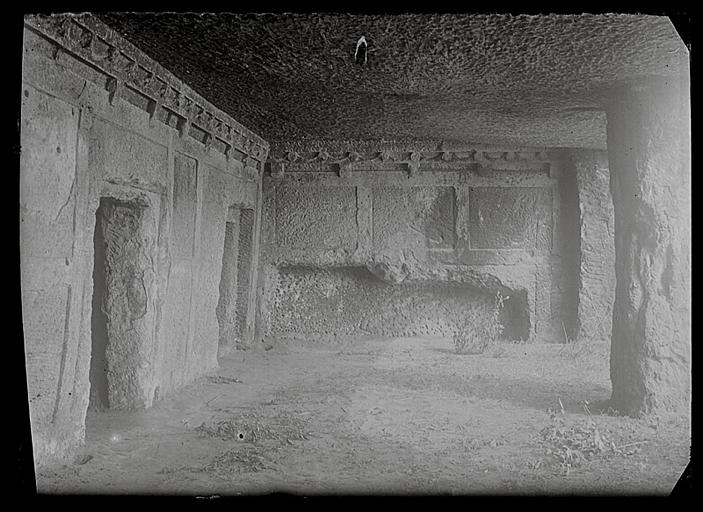 Sichuan. Qianweixian, hypogée de Huangshaqi, vestibule_0