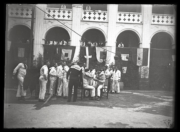 Chongqing. Fête des marins, jeux dans la cour_0