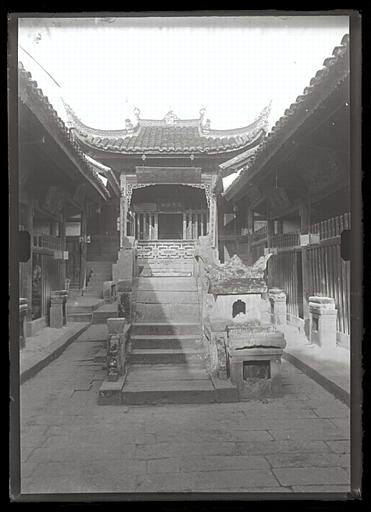 Chongqing. Shibaozhai, la cour du temple au sommet du rocher_0