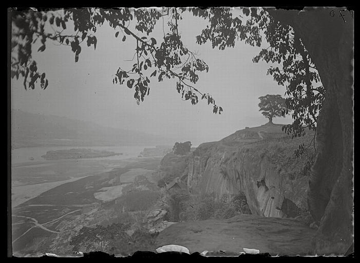 Chongqing. Falaise surplombant la rive droite du Yangzi, en amont de Wanxian_0