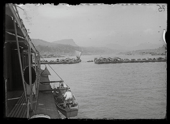 Chongqing. Wanxian, sur le Yangzi, passage du pont de bateaux par le 'Doudart-de-Lagrée'_0