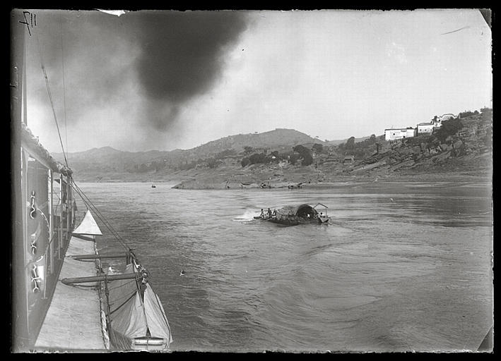 Chongqing. Shijiatuo, jonque dans la vague du sillage du 'Doudart-de-Lagrée'_0