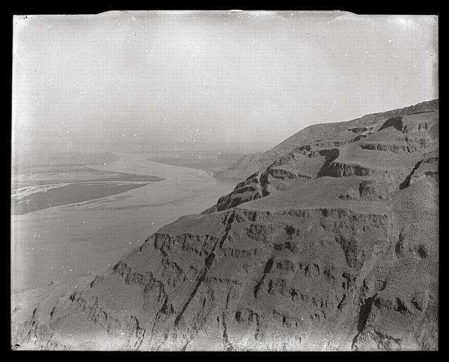 [Henan]. Ling-pao hien [Lingbaoxian], passe de Han-kou [Hangu], falaises du fleuve Jaune_0