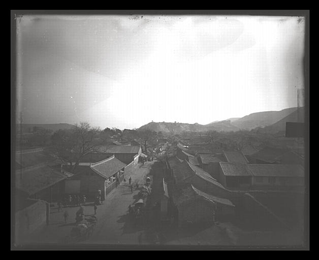 [Shaanxi]. T'ong-kouan [Tongguan], vue sur la ville du haut de la porte Ouest_0