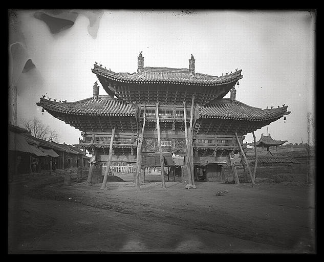 [Shaanxi]. Houa-yin miao [Huayinmiao], p'ai-leou [pailou] oriental, devant le temple_0
