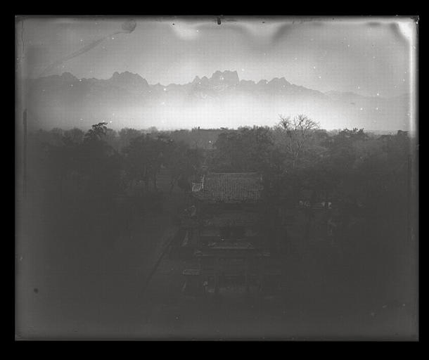 [Shaanxi]. Houa-yin miao [Huayinmiao], le Houa chan [Huashan] vu du temple_0