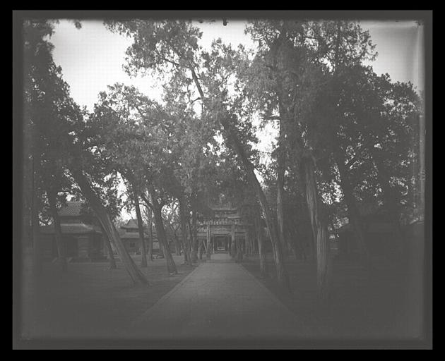 [Shaanxi]. Houa-yin miao [Huayinmiao], cour du temple_0