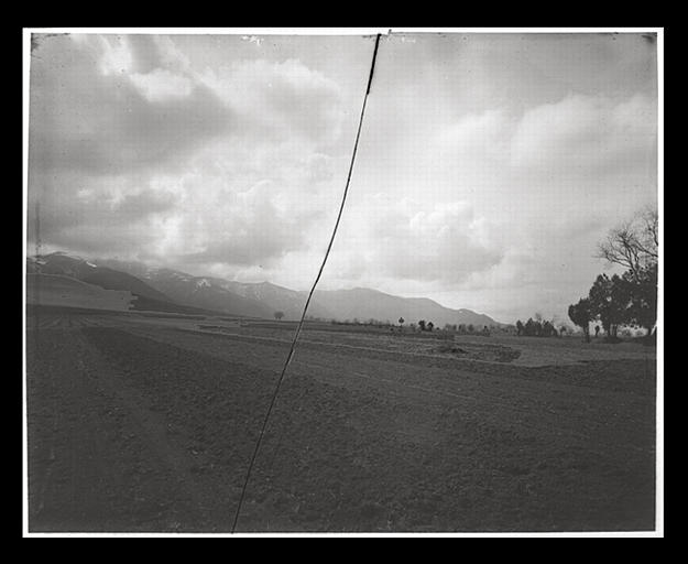 [Shaanxi] Chàn-si. Lin-t'ong hien [Lintongxian], tumulus de Ts'in Che Houang-ti [Qin Shihuangdi] (mort en 210 av. J.-C.), panorama_0