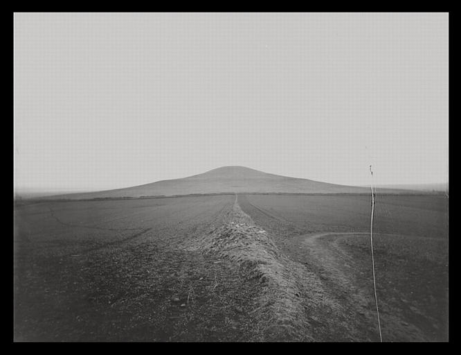 [Shaanxi] Chàn-si. Lin-t'ong hien [Lintongxian], tumulus de Ts'in Che Houang-ti [Qin Shihuangdi] (mort en 210 av. J.-C.), face sud_0