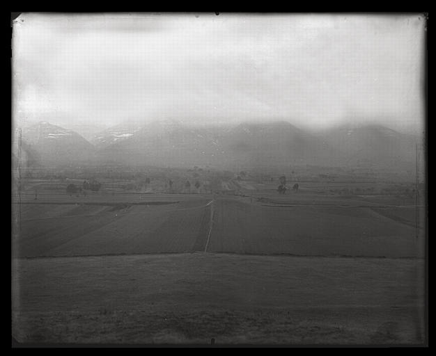 [Shaanxi]. Lin-t'ong hien [Lintongxian], le Li chan [Lishan] vu du tumulus de Che-houang-ti  [Shihuangdi]_0