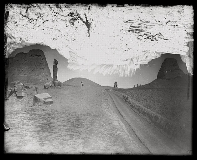 [Shaanxi] Chàn-si. K'ien tcheou [Qianzhou], sépulture de T'ang Kao-tsong [Tang Gaozong] (mort en 683 ap. J. -C.),  l'allée funéraire, vue vers le tumulus_0