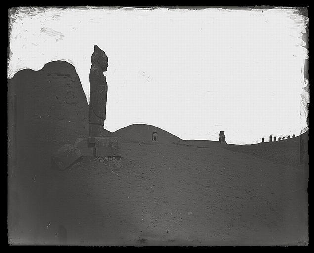 [Shaanxi] Chàn-si. K'ien tcheou [Qianzhou], sépulture de T'ang Kao-tsong [Tang Gaozong] (mort en 683 ap. J. -C.), statues de mandarins_0