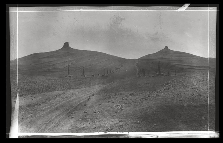 [Shaanxi] Chàn-si. K'ien tcheou [Qianzhou], sépulture de T'ang Kao-tsong [Tang Gaozong] (mort en 683 ap. J. -C.), l'allée funéraire, vue vers l'entrée_0