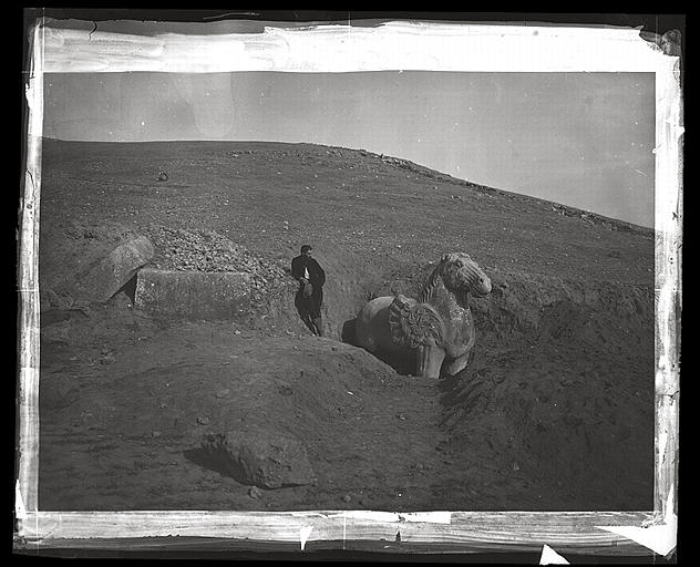 [Shaanxi] Chàn-si. K'ien tcheou [Qianzhou], sépulture de T'ang Kao-tsong [Tang Gaozong] (mort en 683 ap. J.-C.), la licorne de marbre déterrée par la mission_0