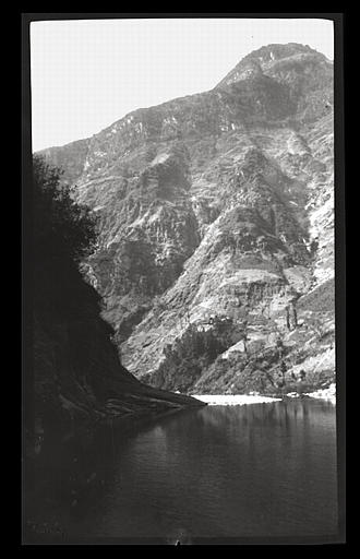 [Sichuan]. Nan kiang [Nanjiang], banc de galets et falaise_0