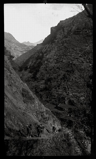 [Sichuan]. Nan kiang [Nanjiang], porteurs_0