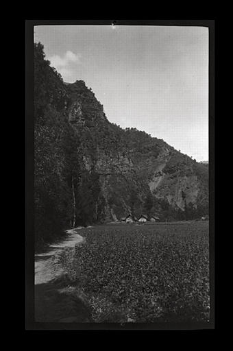 [Sichuan]. Nan kiang [Nanjiang], champs et chaumières_0