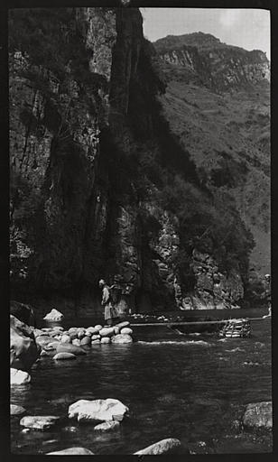[Sichuan]. Nan kiang [Nanjiang], pont et falaise_0