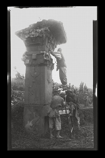 Sichuan. Quxian, pilier 'solitaire' (près des piliers de Shen), de 3/4 antéro-interne. Estampage de la frise plate de la face antérieure_0