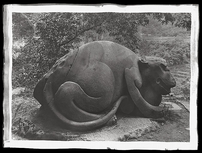 [Sichuan] Sseu-tch'ouan. Kiang k'eou [Jiangkou], monastère de Tchong-yen [Zhongyan], monstre taillé dans le grès rose_0