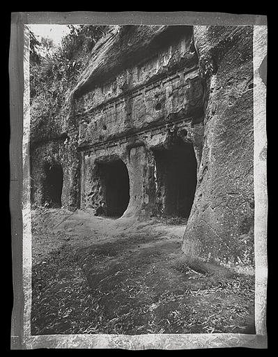 [Sichuan] Sseu-tch'ouan. Kia-ting fou [Jiadingfu], Po Yen [Boyan ou Baiya], façade de la grotte du duc Tcheng [Zheng], vue de la droite_0