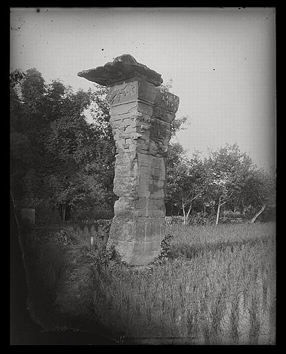 [Sichuan] Sseu-tch'ouan. Kia-kiang hien [Jiajiangxian], piliers de Yang Tsong [Yangzong], pilier de droite, de 3/4 antéro-interne_0