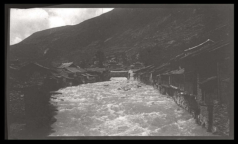 [Sichuan]. Da-tsien lou [Dajianlu], le torrent de ville_0