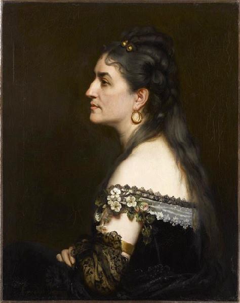 Portrait de femme en robe décolletée_0