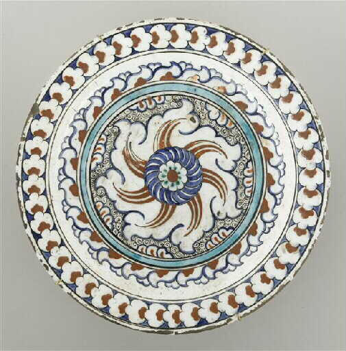 Plat à la rosace rouge_0