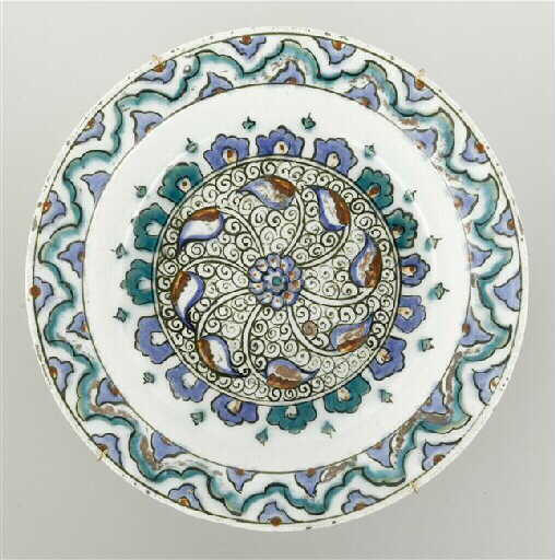 Plat aux fleurons sur fond de spirales_0