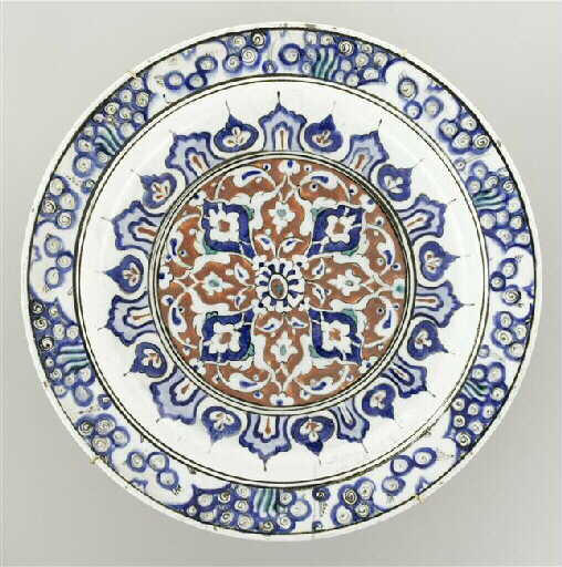 Plat au rinceau fleuronné formant lambrequin_0