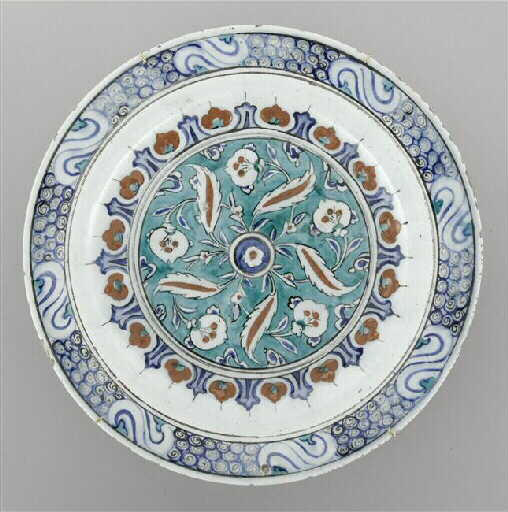 Plat aux feuilles saz blanches et rouges_0