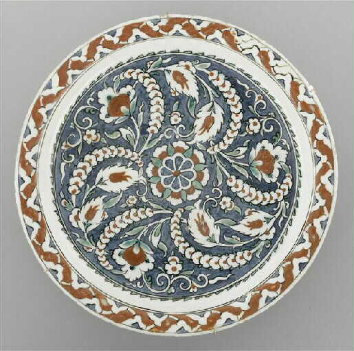 Grand plat sur fond bleu_0