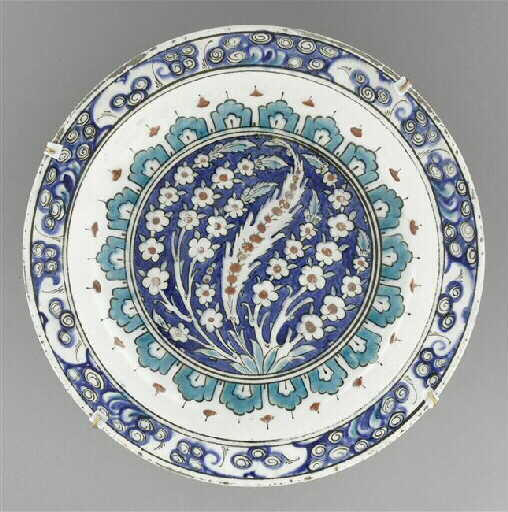 Plat aux grandes tiges de jacinthes sur fond bleu_0