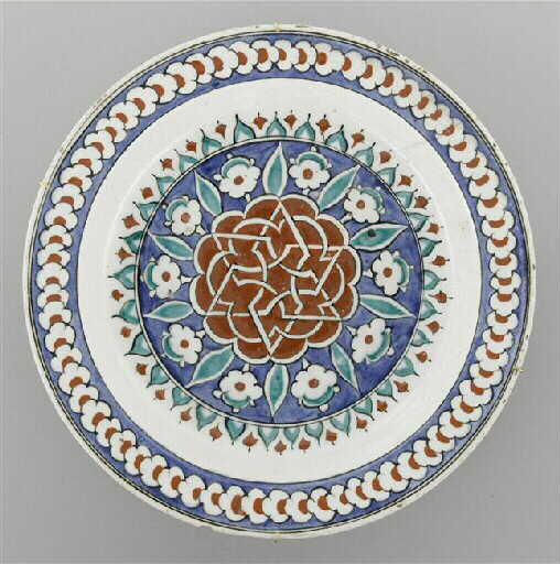 Plat à la rosace rouge et aux fleurettes (Revers: décor de bouquet aux filets noirs)_0