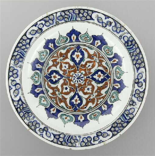 Grand plat au rinceau fleuronné formant lambrequin_0