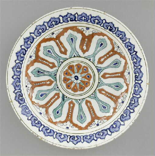 Plat à la grande rosace au marli bleu_0